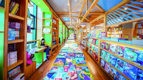 在济南有很多宝藏书店,让你可以慢下节奏、静下心来,沉浸式感受那份腹有诗书气自华的安宁。